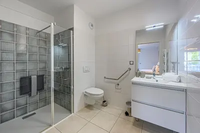 Salle de bains dans l'établissement OVELIA Fouesnant - Les Allées de Kervihan