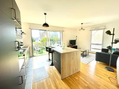 Cuisine ou kitchenette dans l'établissement Joli appartement avec balcon au pieds des commences et des plages