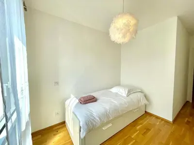Un ou plusieurs lits dans un hébergement de l'établissement Joli appartement avec balcon au pieds des commences et des plages