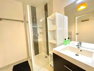 Salle de bains dans l'établissement Joli appartement avec balcon au pieds des commences et des plages