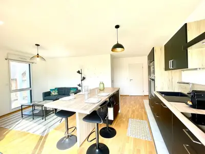 Cuisine ou kitchenette dans l'établissement Joli appartement avec balcon au pieds des commences et des plages
