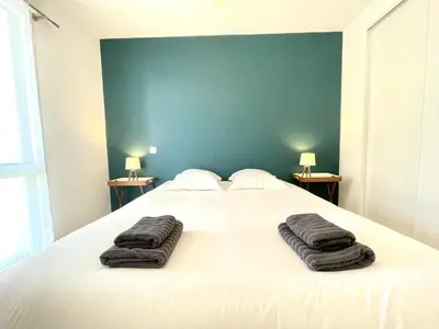 Un ou plusieurs lits dans un hébergement de l'établissement Joli appartement avec balcon au pieds des commences et des plages