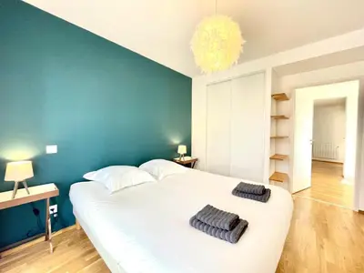 Un ou plusieurs lits dans un hébergement de l'établissement Joli appartement avec balcon au pieds des commences et des plages