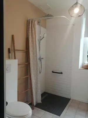 Salle de bains dans l'établissement Le Quai 18