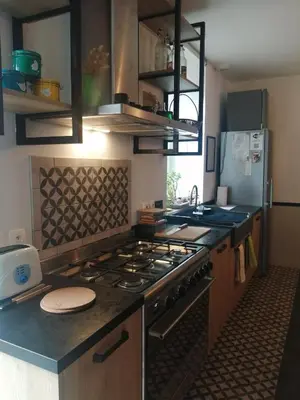 Cuisine ou kitchenette dans l'établissement Le Quai 18