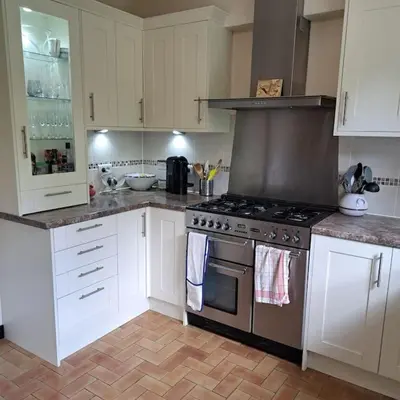 Cuisine ou kitchenette dans l'établissement Grande maison au coeur de la Bretagne