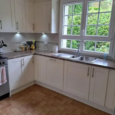 Cuisine ou kitchenette dans l'établissement Grande maison au coeur de la Bretagne