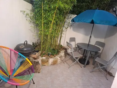 Terrasse ou espace extérieur de l'établissement A deux pas de la plage et du port