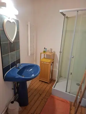 Salle de bains dans l'établissement A deux pas de la plage et du port