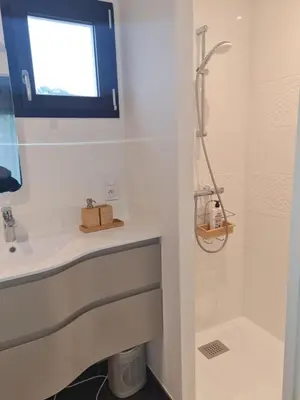 Salle de bains dans l'établissement Escale à Kergrenn