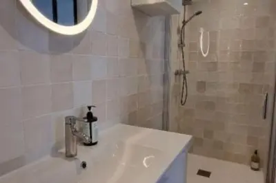 Salle de bains dans l'établissement Bénodet au pied du port charmant Duplex neuf calme au cœur de la station