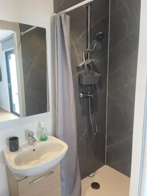 Salle de bains dans l'établissement Gîte les Hirondelles