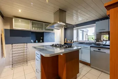 Cuisine ou kitchenette dans l'établissement Maison tout confort 10 personnes - La Halte Bigoudene