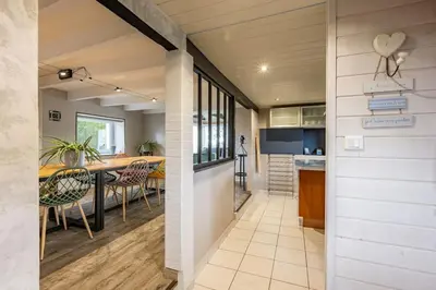 Cuisine ou kitchenette dans l'établissement Maison tout confort 10 personnes - La Halte Bigoudene