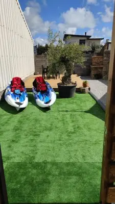 Jardin de l'établissement jolie maisonnette proche plage et activités nautiques