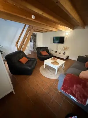 Télévision ou salle de divertissement dans l'établissement jolie maisonnette proche plage et activités nautiques