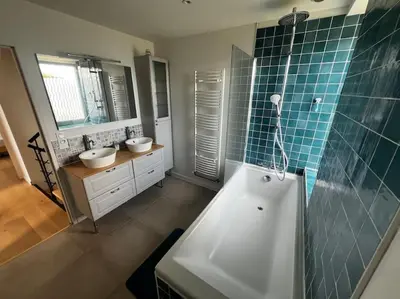 Salle de bains dans l'établissement Maison de campagne 8pers proche Carantec, Morlaix, Roscoff