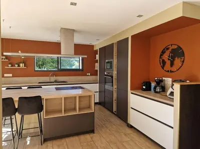 Cuisine ou kitchenette dans l'établissement Cocon familial proche des plages 10 personnes