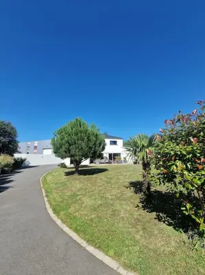 Jardin de l'établissement Cocon familial proche des plages 10 personnes
