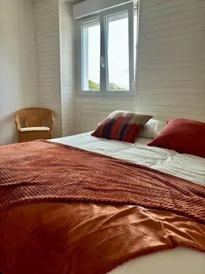 Un ou plusieurs lits dans un hébergement de l'établissement Ty Loho - Grande maison à Landéda