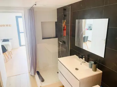 Salle de bains dans l'établissement Appartements proches de la mer