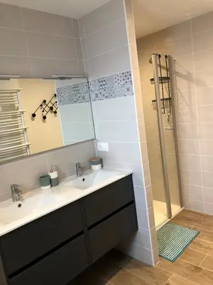 Salle de bains dans l'établissement Gîtes TiArMein