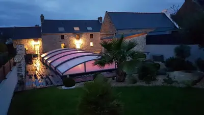 Piscine de l'établissement longère pour 10 personnes avec piscine chauffée d'avril à septembre ou située à proximité