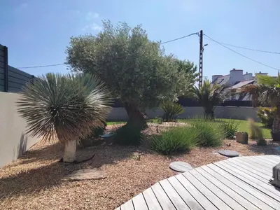 Jardin de l'établissement longère pour 10 personnes avec piscine chauffée d'avril à septembre