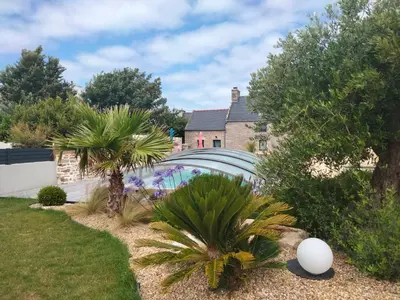 Jardin de l'établissement longère pour 10 personnes avec piscine chauffée d'avril à septembre