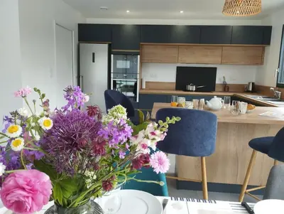 Cuisine ou kitchenette dans l'établissement Maison familiale, confortable, au coeur du village