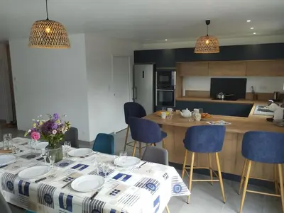 Cuisine ou kitchenette dans l'établissement Maison familiale, confortable, au coeur du village