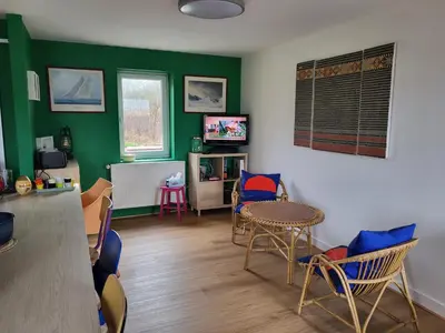Télévision ou salle de divertissement dans l'établissement Loue maison Lanvéoc tout confort