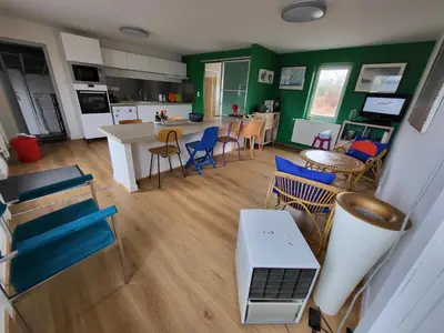 Cuisine ou kitchenette dans l'établissement Loue maison Lanvéoc tout confort