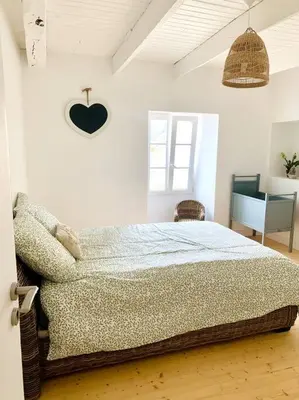 Un ou plusieurs lits dans un hébergement de l'établissement La maison des hirondelles - proche des plages