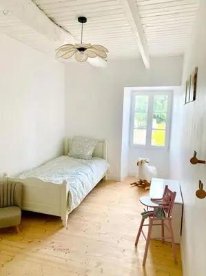 Un ou plusieurs lits dans un hébergement de l'établissement La maison des hirondelles - proche des plages