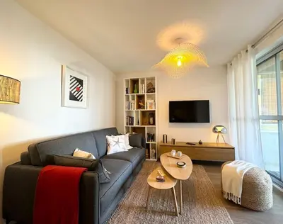 Télévision ou salle de divertissement dans l'établissement Le cosy, appartement de charme rénové en bord de mer à Bénodet