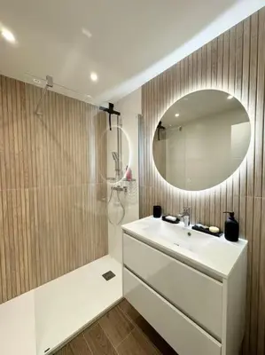 Salle de bains dans l'établissement Le cosy, appartement de charme rénové en bord de mer à Bénodet