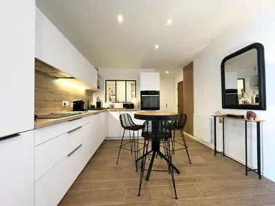 Cuisine ou kitchenette dans l'établissement Le cosy, appartement de charme rénové en bord de mer à Bénodet