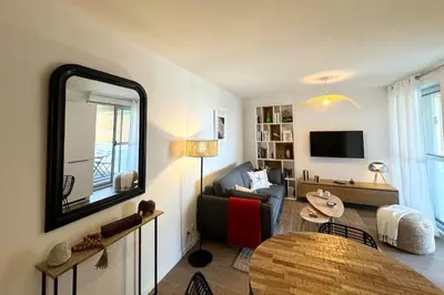 Télévision ou salle de divertissement dans l'établissement Le cosy, appartement de charme rénové en bord de mer à Bénodet