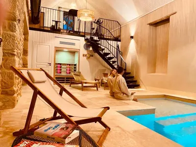 Piscine de l'établissement LE DOMAINE DE SOANI - Piscine intérieure, Jacuzzis & Sauna - ADULT ONLY ou située à proximité