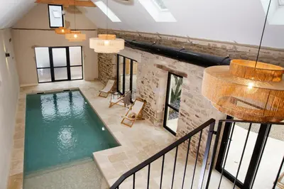 Piscine de l'établissement LE DOMAINE DE SOANI - Piscine intérieure, Jacuzzis & Sauna - ADULT ONLY ou située à proximité