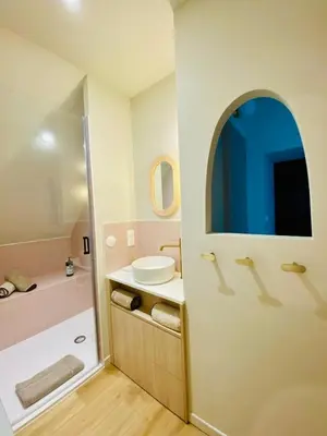 Salle de bains dans l'établissement LE DOMAINE DE SOANI - Piscine intérieure, Jacuzzis & Sauna - ADULT ONLY