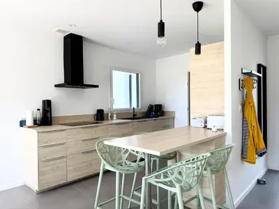 Cuisine ou kitchenette dans l'établissement La baie, maison neuve proche des plagesMaison neuve, proche des plages, Mousterlin