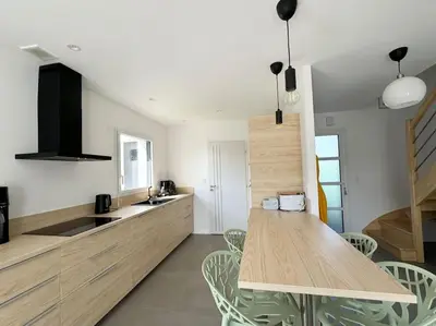 Cuisine ou kitchenette dans l'établissement La baie, maison neuve proche des plagesMaison neuve, proche des plages, Mousterlin