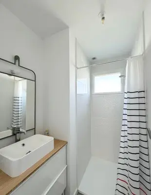 Salle de bains dans l'établissement La baie, maison neuve proche des plagesMaison neuve, proche des plages, Mousterlin