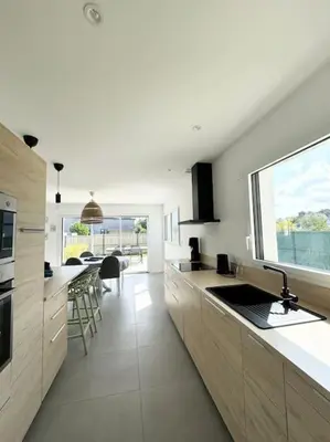 Cuisine ou kitchenette dans l'établissement La baie, maison neuve proche des plagesMaison neuve, proche des plages, Mousterlin