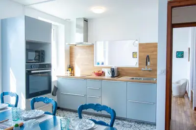 Cuisine ou kitchenette dans l'établissement La Maison Bleue I Belle vue mer et Jardin