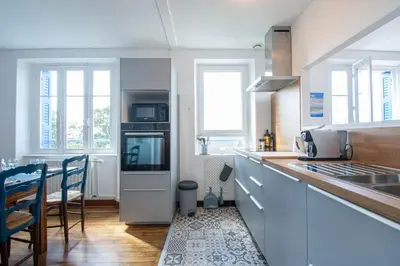 Cuisine ou kitchenette dans l'établissement La Maison Bleue I Belle vue mer et Jardin