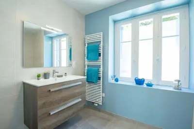 Salle de bains dans l'établissement La Maison Bleue I Belle vue mer et Jardin