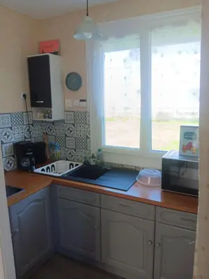 Cuisine ou kitchenette dans l'établissement Maison de vacances à Portsall